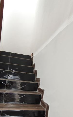 Casa à venda com 100m², 1 quarto e 2 vagas Casa à venda com 100m², 1 quarto e 2 vagasEscada