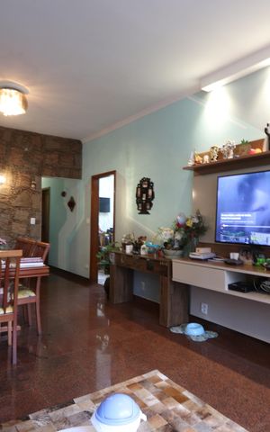 Casa à venda com 320m², 4 quartos e 7 vagasSala