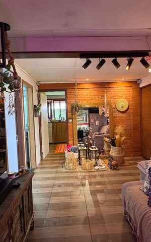 Casa à venda com 80m², 2 quartos e 2 vagas Casa à venda com 80m², 2 quartos e 2 vagasSala