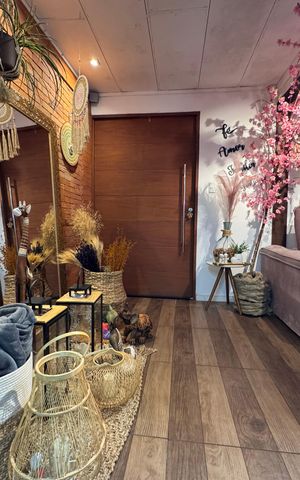 Casa à venda com 80m², 2 quartos e 2 vagas Casa à venda com 80m², 2 quartos e 2 vagasSala