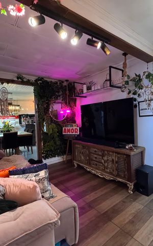 Casa à venda com 80m², 2 quartos e 2 vagas Casa à venda com 80m², 2 quartos e 2 vagasSala