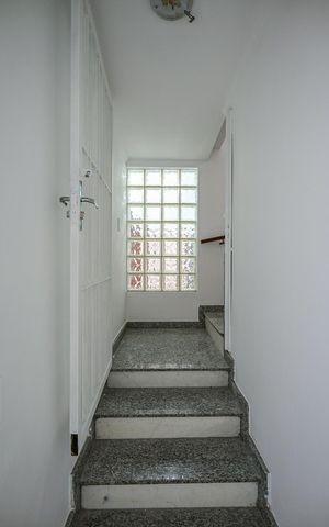 Casa para alugar com 200m², 3 quartos e 3 vagasEscada