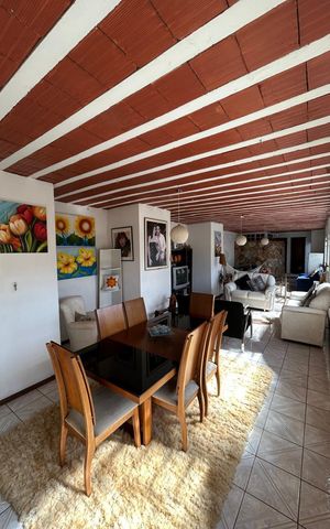 Casa à venda com 180m², 3 quartos e 2 vagas Casa à venda com 180m², 3 quartos e 2 vagasSala