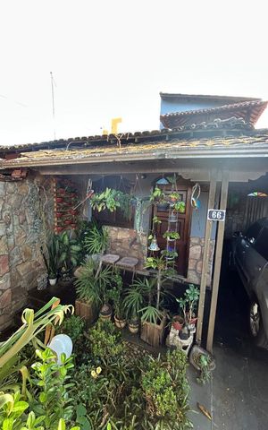 Casa à venda com 180m², 3 quartos e 2 vagas Casa à venda com 180m², 3 quartos e 2 vagasFachada