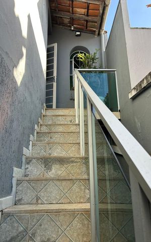 Casa à venda com 180m², 3 quartos e 2 vagas Casa à venda com 180m², 3 quartos e 2 vagasLateral