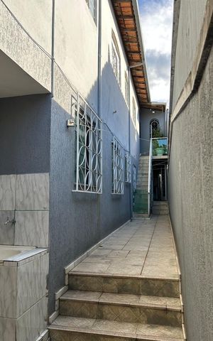 Casa à venda com 180m², 3 quartos e 2 vagas Casa à venda com 180m², 3 quartos e 2 vagasLateral