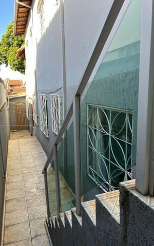 Casa à venda com 180m², 3 quartos e 2 vagas Casa à venda com 180m², 3 quartos e 2 vagasLateral