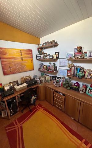 Casa à venda com 180m², 3 quartos e 2 vagas Casa à venda com 180m², 3 quartos e 2 vagasEscritorio