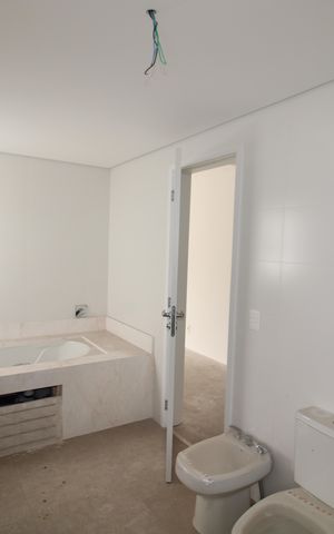 Apartamento à venda com 255m², 4 quartos e 5 vagasBanheiro da Suíte 4