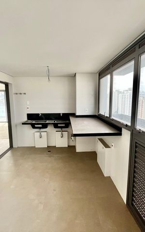 Apartamento à venda com 255m², 4 quartos e 4 vagas Apartamento à venda com 255m², 4 quartos e 4 vagasÁrea de Serviço