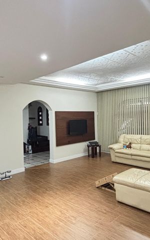 Casa à venda com 255m², 4 quartos e 3 vagas Casa à venda com 255m², 4 quartos e 3 vagasSala