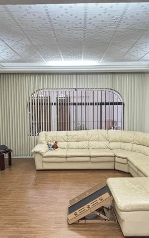 Casa à venda com 255m², 4 quartos e 3 vagas Casa à venda com 255m², 4 quartos e 3 vagasSala