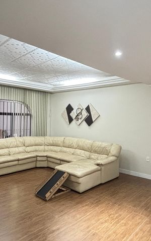 Casa à venda com 255m², 4 quartos e 3 vagas Casa à venda com 255m², 4 quartos e 3 vagasSala