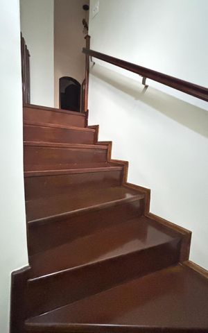 Casa à venda com 255m², 4 quartos e 3 vagas Casa à venda com 255m², 4 quartos e 3 vagasEscada