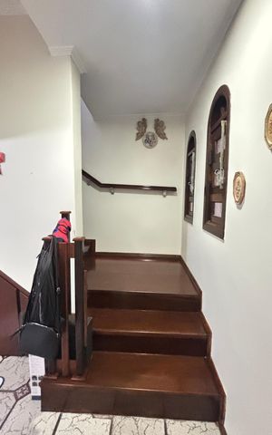 Casa à venda com 255m², 4 quartos e 3 vagas Casa à venda com 255m², 4 quartos e 3 vagasEscada