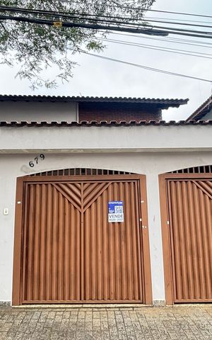 Casa à venda com 255m², 4 quartos e 3 vagas Casa à venda com 255m², 4 quartos e 3 vagasFachada