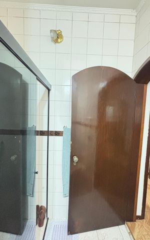 Casa à venda com 255m², 4 quartos e 3 vagas Casa à venda com 255m², 4 quartos e 3 vagasBanheiro Social