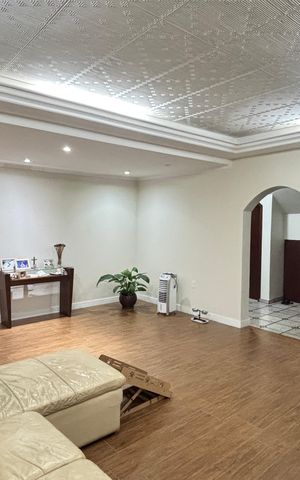 Casa à venda com 255m², 4 quartos e 3 vagas Casa à venda com 255m², 4 quartos e 3 vagasSala