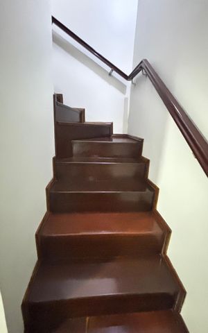 Casa à venda com 255m², 4 quartos e 3 vagas Casa à venda com 255m², 4 quartos e 3 vagasEscada