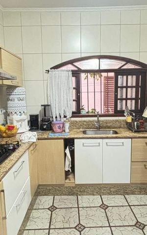 Casa à venda com 255m², 4 quartos e 3 vagas Casa à venda com 255m², 4 quartos e 3 vagasCozinha