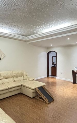 Casa à venda com 255m², 4 quartos e 3 vagas Casa à venda com 255m², 4 quartos e 3 vagasSala