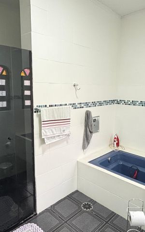 Casa à venda com 255m², 4 quartos e 3 vagas Casa à venda com 255m², 4 quartos e 3 vagasBanheiro da Suíte