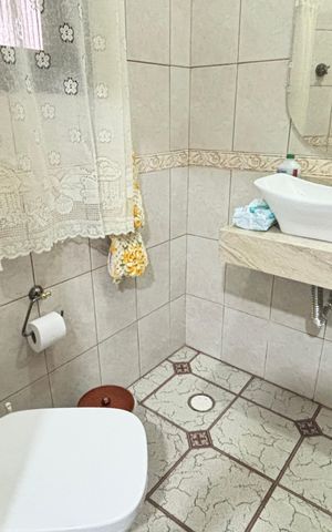 Casa à venda com 255m², 4 quartos e 3 vagas Casa à venda com 255m², 4 quartos e 3 vagasLavabo