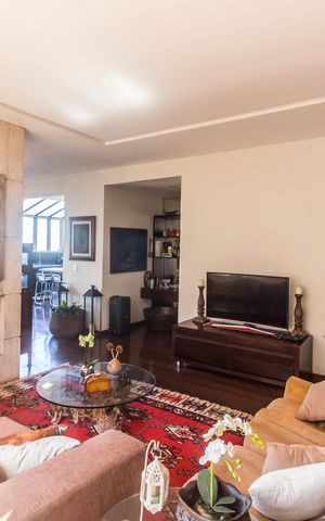Casa de condomínio à venda com 800m², 4 quartos e 10 vagas Casa de condomínio à venda com 800m², 4 quartos e 10 vagasSala de TV