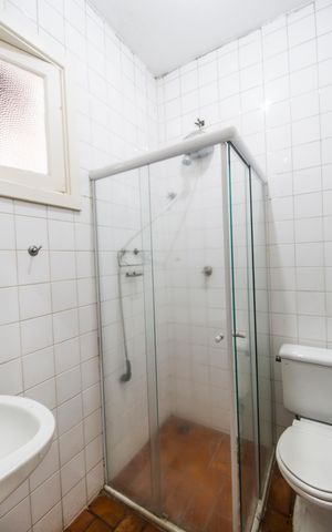 Casa de condomínio à venda com 800m², 4 quartos e 10 vagas Casa de condomínio à venda com 800m², 4 quartos e 10 vagasBanheiro de Serviço