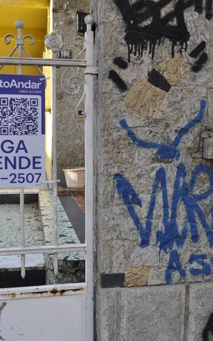 Casa à venda com 260m², 4 quartos e 6 vagasFachada + Placa