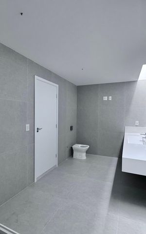 Casa de condomínio para alugar com 510m², 5 quartos e 2 vagas Casa de condomínio para alugar com 510m², 5 quartos e 2 vagasBanheiro da Suíte 1