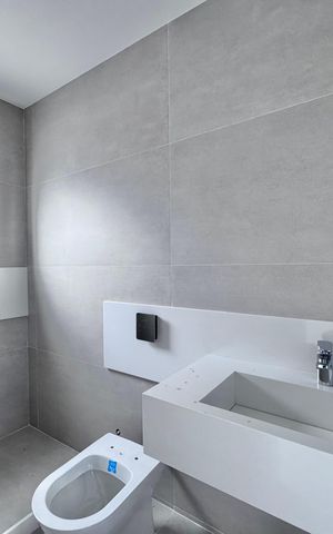 Casa de condomínio para alugar com 510m², 5 quartos e 2 vagas Casa de condomínio para alugar com 510m², 5 quartos e 2 vagasBanheiro da Suíte 3