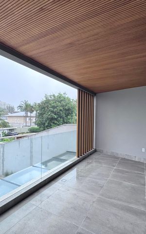 Casa de condomínio para alugar com 510m², 5 quartos e 2 vagas Casa de condomínio para alugar com 510m², 5 quartos e 2 vagasVaranda da Suíte 1