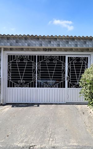 Casa à venda com 231m², 3 quartos e 2 vagasFachada