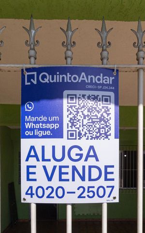 Casa à venda com 300m², 4 quartos e 2 vagas Casa à venda com 300m², 4 quartos e 2 vagasFachada e placa