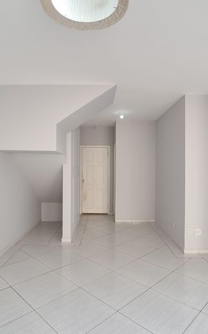 Casa de condomínio para alugar com 97m², 3 quartos e 2 vagasSala
