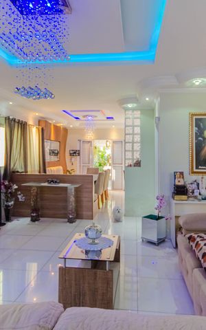 Casa à venda com 192m², 4 quartos e 5 vagas Casa à venda com 192m², 4 quartos e 5 vagasSala