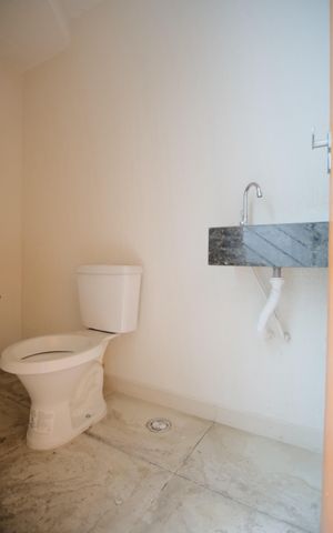 Casa à venda com 134m², 3 quartos e 3 vagasLavabo da garagem