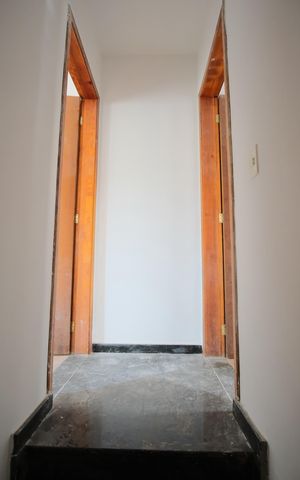 Casa de condomínio à venda com 58m², 2 quartos e 1 vagaEscada