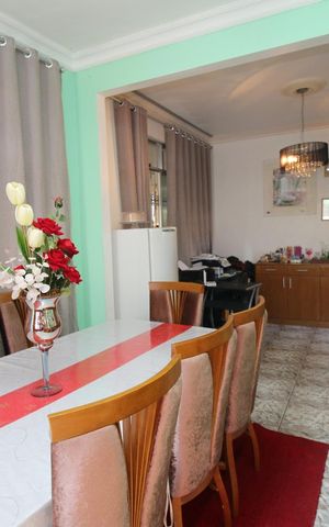 Casa à venda com 180m², 3 quartos e 3 vagasSala