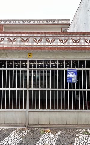 Casa à venda com 306m², 3 quartos e 2 vagas Casa à venda com 306m², 3 quartos e 2 vagasFachada