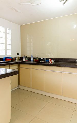 Casa à venda com 300m², 4 quartos e sem vaga Casa à venda com 300m², 4 quartos e sem vagaCozinha