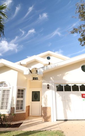 Casa de condomínio para alugar com 316m², 4 quartos e 4 vagasFachada