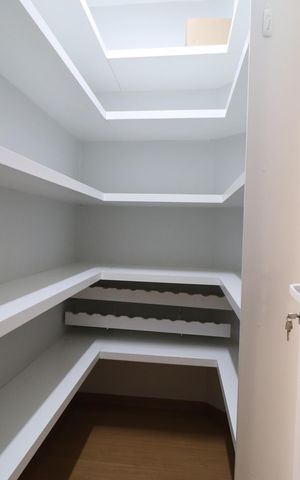 Casa de condomínio para alugar com 316m², 4 quartos e 4 vagasCozinha - Dispensa
