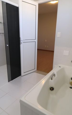 Casa de condomínio para alugar com 316m², 4 quartos e 4 vagasBanheiro do Quarto 3