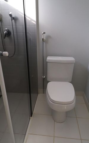 Casa de condomínio para alugar com 316m², 4 quartos e 4 vagasBanheiro do Quarto 2