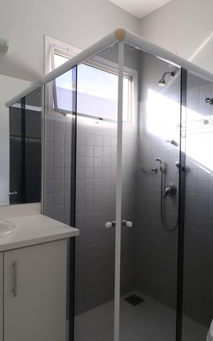 Casa de condomínio para alugar com 316m², 4 quartos e 4 vagasBanheiro do Quarto 2