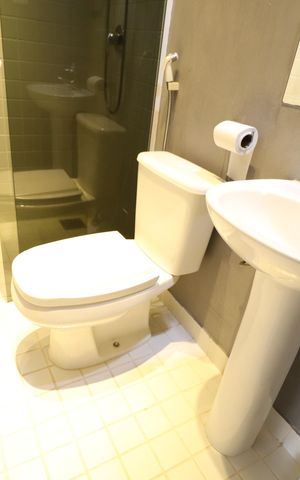 Casa de condomínio para alugar com 316m², 4 quartos e 4 vagasBanheiro