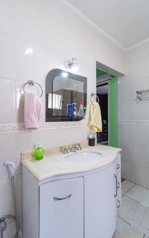 Casa à venda com 208m², 4 quartos e 4 vagas Casa à venda com 208m², 4 quartos e 4 vagasBanheiro da suíte