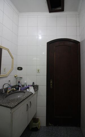 Casa para alugar com 217m², 4 quartos e 2 vagasBanheiro Social